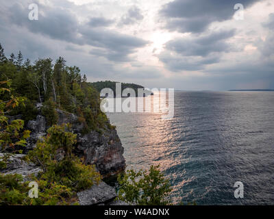 La grotte, Bruce Peninsula Park près de Tobermory, Ontario, Canada au cours de l'heure d'été Banque D'Images