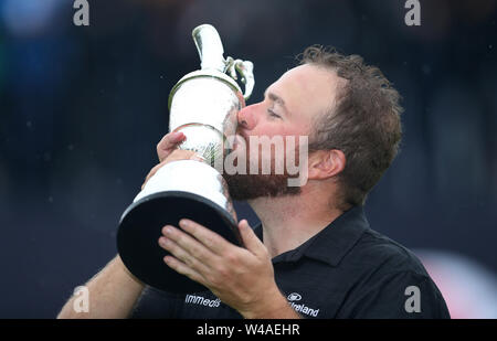 La République d'Irlande Shane Lowry célèbre avec la Claret Jug après avoir remporté le championnat ouvert en 2019 au Club de golf Royal Portrush. Banque D'Images