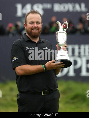 La République d'Irlande Shane Lowry célèbre avec la Claret Jug après avoir remporté le championnat ouvert en 2019 au Club de golf Royal Portrush. Banque D'Images