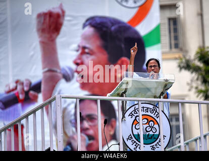 Tous Inde Trinamool Congress Chef Srimati Mamata Banerjee (Ministre en chef du Bengale occidental - Inde) prononce un discours durant le rallye.Le 21 juillet Martyr's Day Rally est un grand rassemblement annuel organisé par le All India Trinamool Congress pour commémorer le 1993 tir de Kolkata où 13 travailleurs ont perdu la vie du Congrès par la Police du CPIM Gouvernement. Banque D'Images