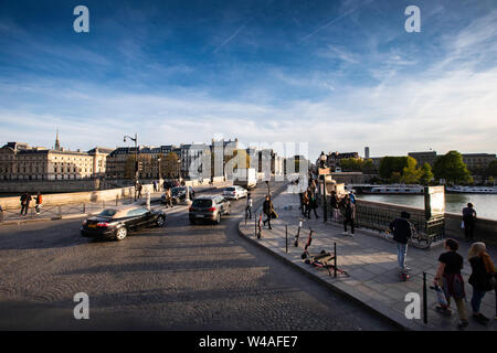 Vue sur le Pont Neuf plein sud à Paris, France. Banque D'Images