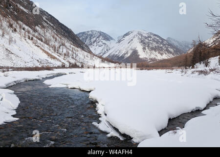 Paysage naturel d'hiver avec rivière, montagnes altaï. Sibérie. Russie. Banque D'Images