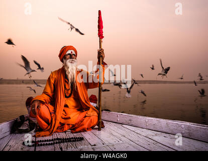 Varanasi, Inde - circa 2018 Novembre : Portrait d'un Sadhu à Varanasi. Les sadhus ou saint homme sont largement respectés en Inde. Varanasi est la spiritua Banque D'Images