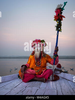 Varanasi, Inde - circa 2018 Novembre : Portrait d'un Sadhu à Varanasi. Les sadhus ou saint homme sont largement respectés en Inde. Varanasi est la spiritua Banque D'Images
