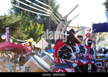 Seattle Taiko Matsuri ensemble se produit à la 87e Festival annuel Bon Odori à Seattle, Washington le 20 juillet 2019. Le festival d'été animée dispose de la musique traditionnelle et les danses folkloriques d'accueillir les esprits des morts et de célébrer la vie des ancêtres. Banque D'Images