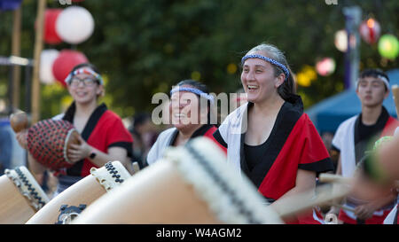 Seattle Taiko Matsuri ensemble se produit à la 87e Festival annuel Bon Odori à Seattle, Washington le 20 juillet 2019. Le festival d'été animée dispose de la musique traditionnelle et les danses folkloriques d'accueillir les esprits des morts et de célébrer la vie des ancêtres. Banque D'Images