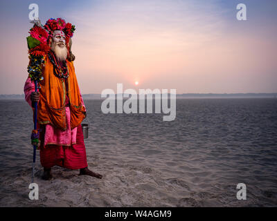 Varanasi, Inde - circa 2018 Novembre : Portrait d'un Sadhu à Varanasi. Les sadhus ou saint homme sont largement respectés en Inde. Varanasi est la spiritua Banque D'Images