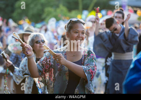 Les participants exécuter une danse avec bon kachi-kachi à la 87e Festival annuel Bon Odori à Seattle, Washington le 20 juillet 2019. Le festival d'été animée dispose de la musique traditionnelle et les danses folkloriques d'accueillir les esprits des morts et de célébrer la vie des ancêtres. Banque D'Images