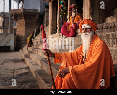 Varanasi, Inde - circa 2018 Novembre : Portrait d'un Sadhu à Varanasi. Les sadhus ou saint homme sont largement respectés en Inde. Varanasi est la spiritua Banque D'Images