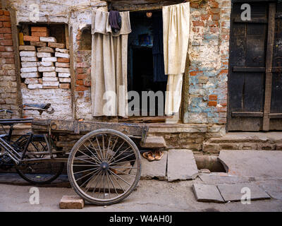 Varanasi, Inde - circa 2018 Novembre : Rue de Varanasi. Varanasi est la capitale spirituelle de l'Inde, le plus saint des sept villes sacrées et avec Banque D'Images