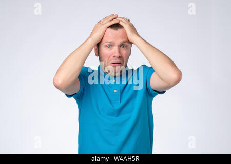 Misérable homme triste d'être choqués et bouleversés exprimant des émotions négatives. Banque D'Images