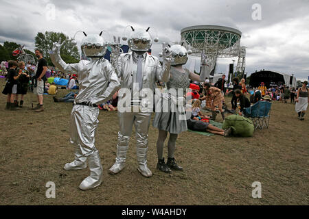 Macclesfield, Royaume-Uni, le 21 juillet, 2019. Le quatrième et dernier jour de la Bluedot festival avec une amélioration de la météo. de séchage Le festival familial propose des divertissements pour tous les âges avec des haut-parleurs, des expériences et de la musique. Le télescope Lovell est pour le festival, Observatoire Jodrell Bank, Macclesfield, Cheshire, Royaume-Uni. Crédit : Barbara Cook/Alamy Live News Banque D'Images