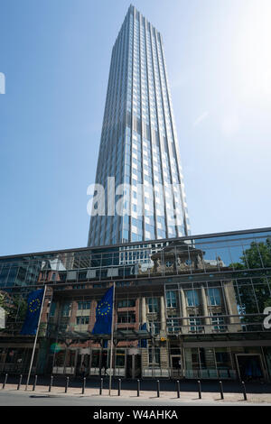 Frankfurt am Main, juillet 2019. Vue de deux bâtiments modernes et classiques Banque D'Images