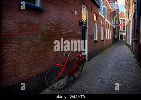 Leiden, Hollande, Pays-Bas, le 22 mai 2019. Vue sur la rue étroite, maisons traditionnelles et du parcked location sur le premier plan. Banque D'Images