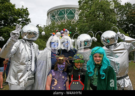 Macclesfield, Royaume-Uni, le 21 juillet, 2019. Le quatrième et dernier jour de la Bluedot festival avec une amélioration de la météo. de séchage Le festival familial propose des divertissements pour tous les âges avec des haut-parleurs, des expériences et de la musique. Le télescope Lovell est pour le festival, Observatoire Jodrell Bank, Macclesfield, Cheshire, Royaume-Uni. Crédit : Barbara Cook/Alamy Live News Banque D'Images