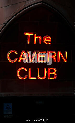 Le Cavern Club en néon sur Mathew Street, la rue des clubs des Beatles à Liverpool, en Angleterre Banque D'Images