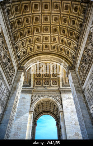 Une vue sur l'Arc de Triomphe situé à Paris, France. Banque D'Images