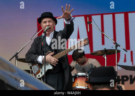 Région de Tver, en Russie. Juillet 20th, 2019. Sklyar F Alexander, chef de la bande de roche, Va-Bank effectue au 2019 Nashestvie open air festival de musique rock. Banque D'Images