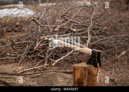 Deux axes dans un tronçon de fractionnement de bois dans la cour d'une maison de campagne Banque D'Images