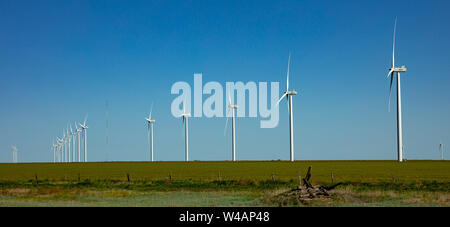 Wind Farm, New Mexico, USA. Les éoliennes, l'usine d'énergie de remplacement sur un champ vert, jour de printemps ensoleillé, la bannière Banque D'Images