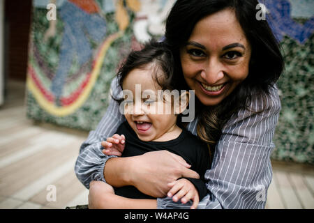 Mother and Daughter & rire devant de peinture murale Banque D'Images