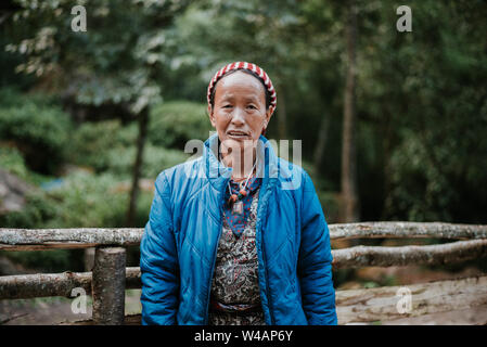 Friendly woman posing in montagnes en face de clôture Banque D'Images