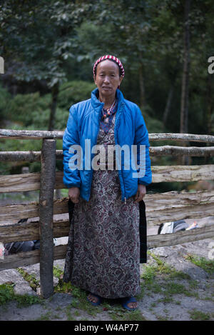 Friendly woman posing in montagnes en face de clôture Banque D'Images