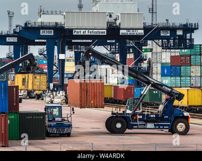 Terminal de fret ferroviaire - manutention de fret de conteneur ferroviaire au port de Felixstowe. Les conteneurs sont chargés sur les trains de conteneurs pour le transport ultérieur. Banque D'Images