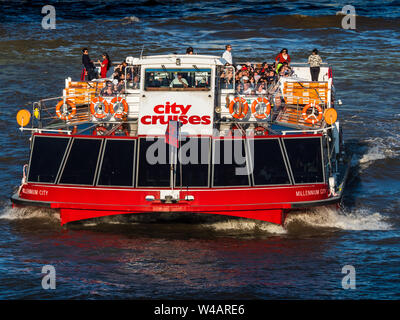 CityCruises London Tour Voile emmène les touristes sur une excursion sur la Tamise dans le centre de Londres, UK Banque D'Images