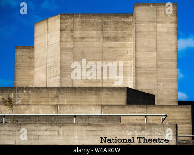 Architecture Brutaliste Londres. Le Théâtre National sur le quartier Southbank de Londres décrit en détail l'architecture de style brutaliste 1976-77 Denys Lasdun Banque D'Images
