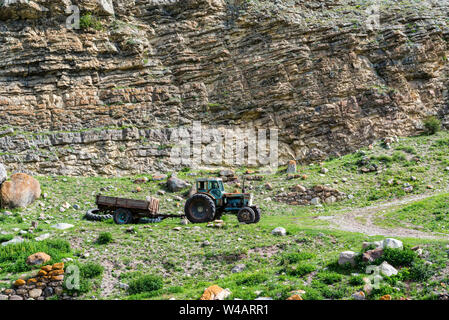 Old rusty tractor parked dans les montagnes. Vue éloignée Banque D'Images