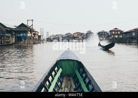 Le Myanmar, Nampan - Avril 2019 : Birman traditionnel bateau en bois en passant par Nampan village flottant au lac Inle Banque D'Images