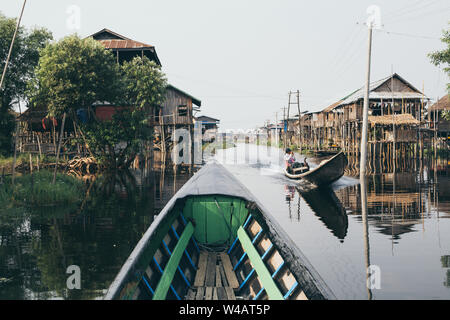 Le Myanmar, Nampan - Avril 2019 : Birman traditionnel bateau en bois en passant par Nampan village flottant au lac Inle Banque D'Images