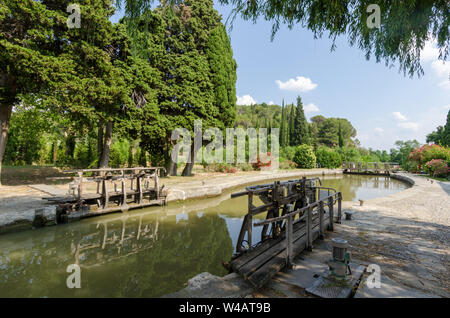 Une écluse sur le Canal du Midi de la France pour une journée d'été Banque D'Images