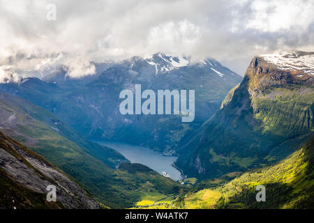 Vue de le fjord de Geiranger avec green vallée entourée de montagnes, Geiranger, Sunnmore région, More og Romsdal County, Norvège Banque D'Images