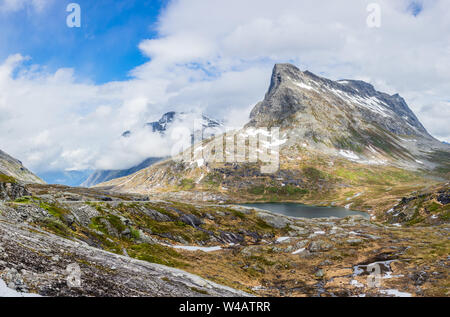 Passage dans les montagnes avec des sommets enneigés autour de Alnesvatnet panorama du lac, chemin de trolles, Trollstigen, Municipalité de Rauma, More og Romsdal, comté, Banque D'Images