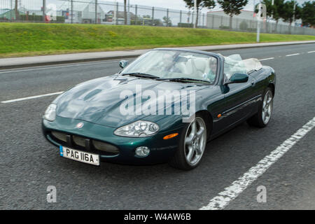 Fleetwood Festival of transport ; Jaguar XKR grand tourer 2019 90s vert ; véhicules et voitures assistent au salon automobile classique de Lancashire, Royaume-Uni Banque D'Images