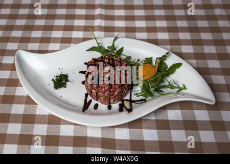 Tartare de l'est un plat d'origine française s'est faite à partir de viande de boeuf ou de la viande de cheval qui est servi cru et coupé au couteau en très petits morceaux. servi avec des Banque D'Images