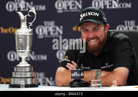 La République d'Irlande Shane Lowry lors d'une conférence de presse après avoir remporté le Claret Jug lors de la quatrième journée du championnat ouvert en 2019 au Club de golf Royal Portrush. Banque D'Images