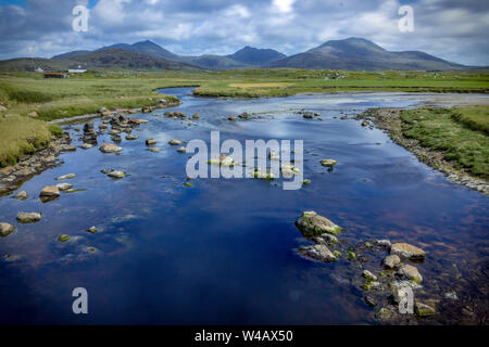 Vue sur South Uist hills de Howmore, Hébrides extérieures, en Écosse Banque D'Images