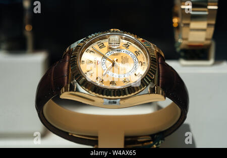 Barcelone, Espagne - Jun 1, 20181 : nouvelle collection moderne dernier de Luxe Bracelet or Swiss watch Fabriquée par Rolex dans le modèle Sky Dweller distributeur officiel du magasin vitrine de magasin dans le centre de Barcelone Banque D'Images