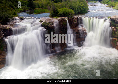 Lundbreck Falls est une chute de la Crowsnest River situé dans le sud-ouest de l'Alberta, Canada près du hameau de Lundbreck. Banque D'Images