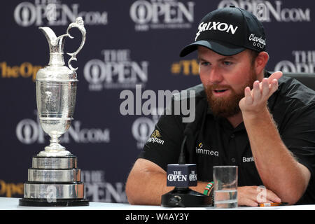 La République d'Irlande Shane Lowry lors d'une conférence de presse après avoir remporté le Claret Jug lors de la quatrième journée du championnat ouvert en 2019 au Club de golf Royal Portrush. Banque D'Images