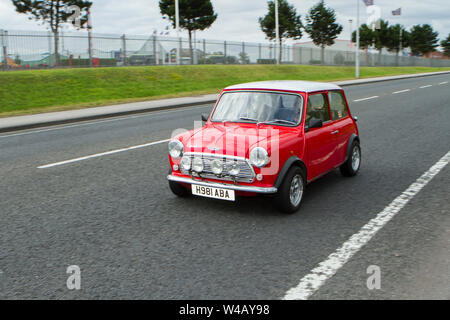 1990 998cc rouge Mini studio 2 voitures; véhicules et voitures d'époque assistent au spectacle de voiture classique à Lancashire, Royaume-Uni Banque D'Images