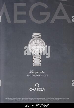 Affiche publicitaire de OMEGA montre avec Nicole Kidman dans le magazine papier de l'année 2015, une publicité, une publicité à partir d'OMEGA créatifs 2010s Banque D'Images