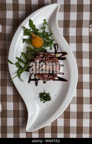 Tartare de l'est un plat d'origine française s'est faite à partir de viande de boeuf ou de la viande de cheval qui est servi cru et coupé au couteau en très petits morceaux. servi avec des Banque D'Images