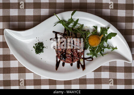 Tartare de l'est un plat d'origine française s'est faite à partir de viande de boeuf ou de la viande de cheval qui est servi cru et coupé au couteau en très petits morceaux. servi avec des Banque D'Images