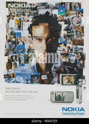 Affiche publicitaire de Nokia Nseries N70, N90 à partir de 2006 dans les magazines de téléphone, Nokia Connecting People, slogan, publicité Nokia 2000s'annonce créative Banque D'Images