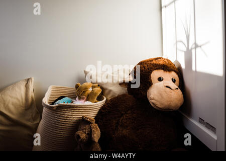 Les jouets des enfants dans la salle blanche Banque D'Images