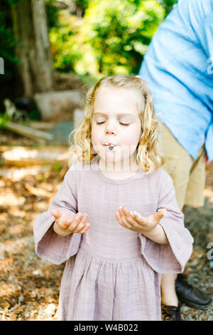 Tout droit en vue d'une jeune fille manger un sandwich guimauve s'more Banque D'Images